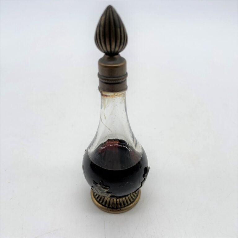 7 flacons, (1900-1950), dont : - - AVON - - REVILLON, "Detchema" - - GELLE FRER…