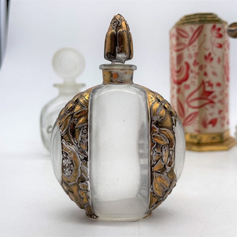 7 flacons, (1950-1960), dont : - - RIMMEL, "Le Chypre", dans sa boîte d'origine…