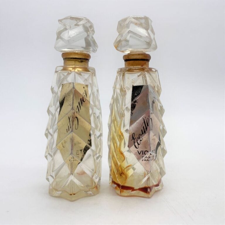 7 flacons, à bouchon plast-émeri, H.8 cm : - - Élisabeth ARDEN, "Mémoire chérie…
