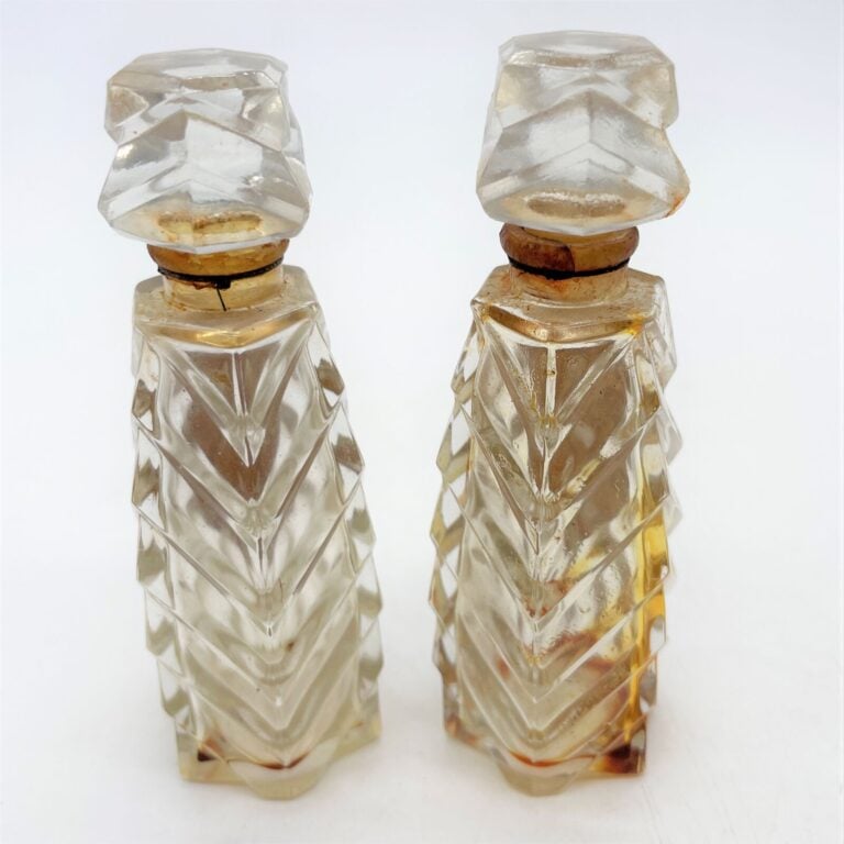 7 flacons, à bouchon plast-émeri, H.8 cm : - - Élisabeth ARDEN, "Mémoire chérie…
