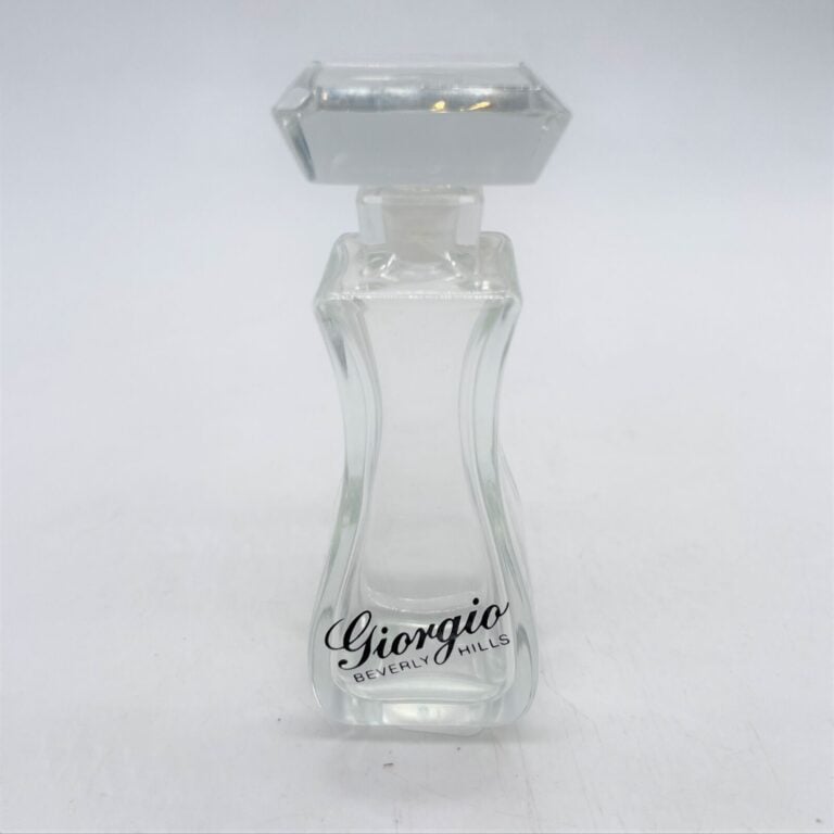 7 flacons, à bouchon plast-émeri, H.8 cm : - - Élisabeth ARDEN, "Mémoire chérie…