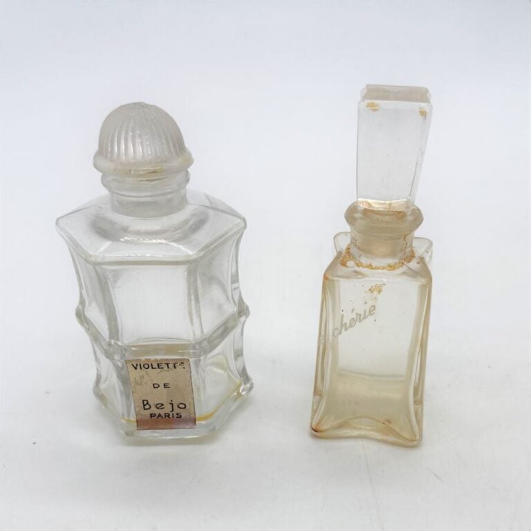 7 flacons, à bouchon plast-émeri, H.8 cm : - - Élisabeth ARDEN, "Mémoire chérie…