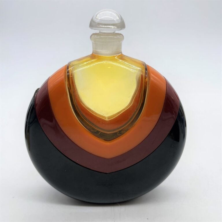 8 flacons contemporains, vers 1980, dont : - - Pascal MORABITO - - CARTIER - -…