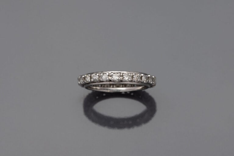 Alliance américaine en or gris (750) sertie de diamants taille brillant - Poids…