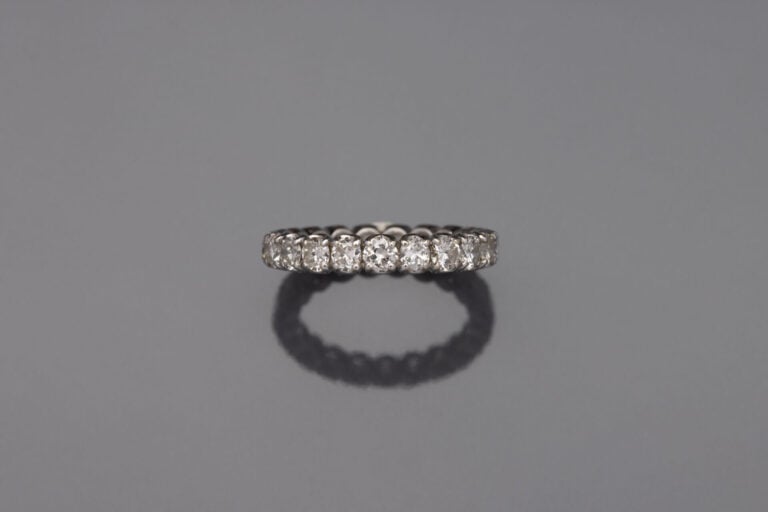 ALLIANCE en or gris (750) serti de diamants taille brillant. - Doigt : 53-54. P…