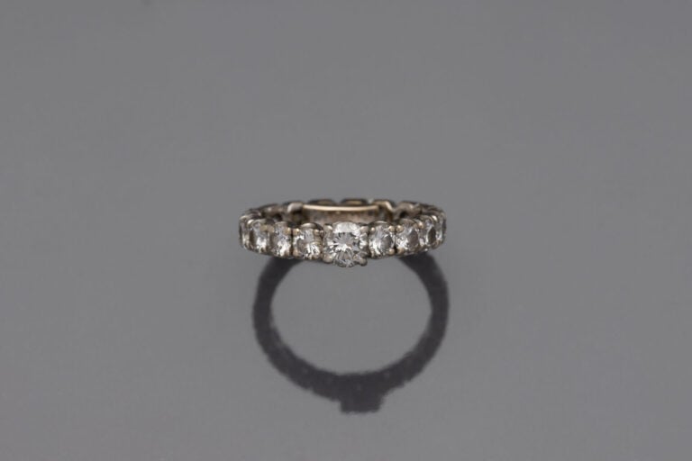 ALLIANCE en or gris (750) serti de diamants taille brillant, dont un plus impor…