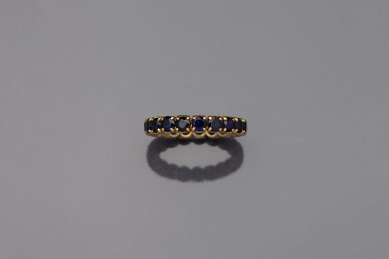 ALLIANCE en or jaune (750) serti de saphirs ronds. - Doigt : 53. Poids brut : 3…