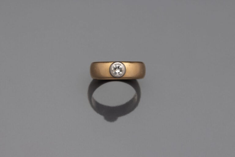 Alliance en or jaune (750) sertie d'un diamant taille brillant d'environ 0.20 c…