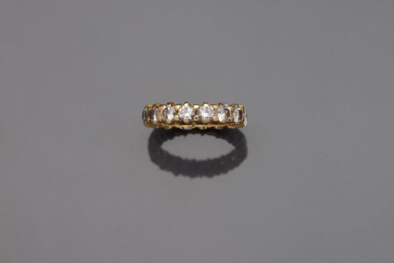 Alliance en or jaune (750) sertie de diamants taille brillant d'environ 0.20 ct…