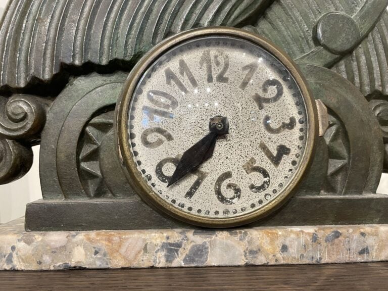 Auguste LARDILLIER (1871-1935) - Pendule en bronze à patine verte nuancée brune…