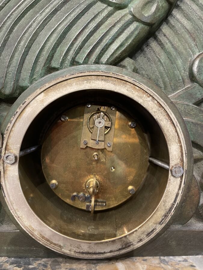 Auguste LARDILLIER (1871-1935) - Pendule en bronze à patine verte nuancée brune…