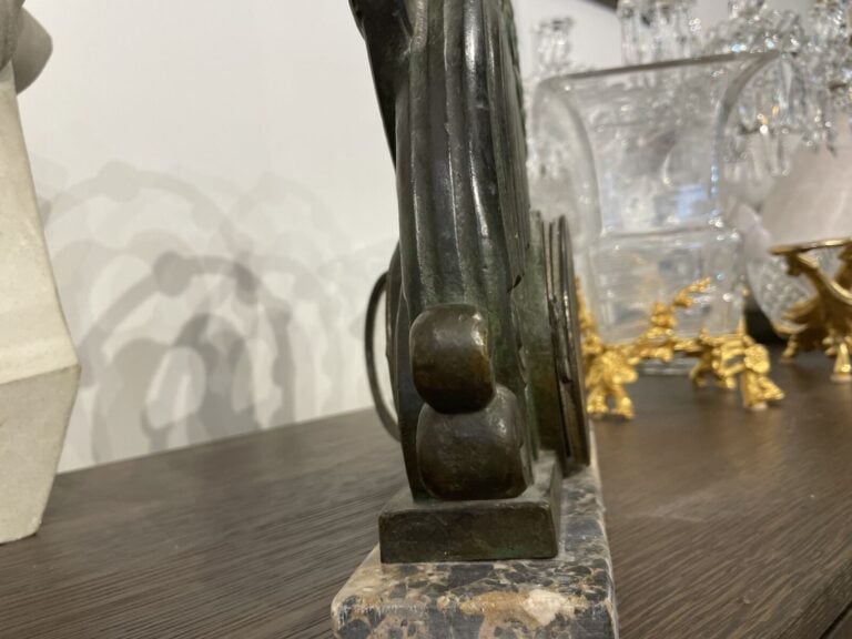 Auguste LARDILLIER (1871-1935) - Pendule en bronze à patine verte nuancée brune…