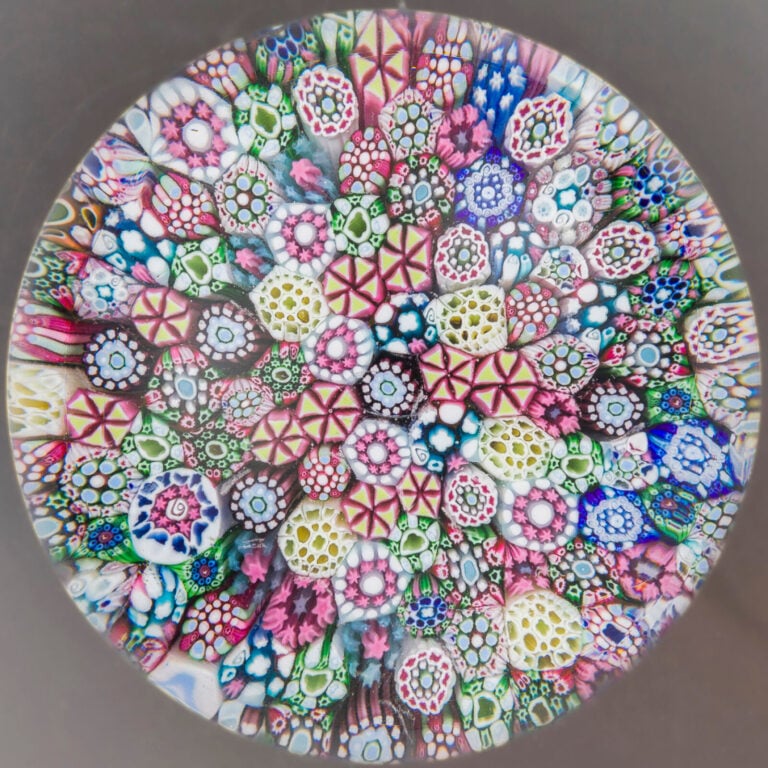Baccarat. - Presse-papiers à motif de millefiori compact polychrome. Marque gra…