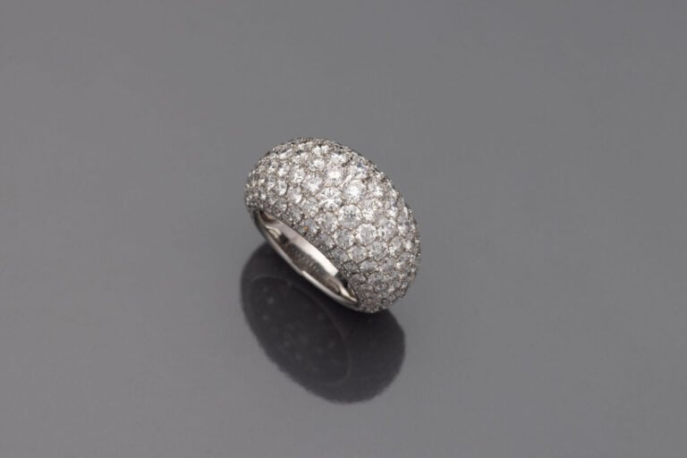 BAGUE " boule " en or gris (750) pavé de diamants taille brillant. - Poids appr…