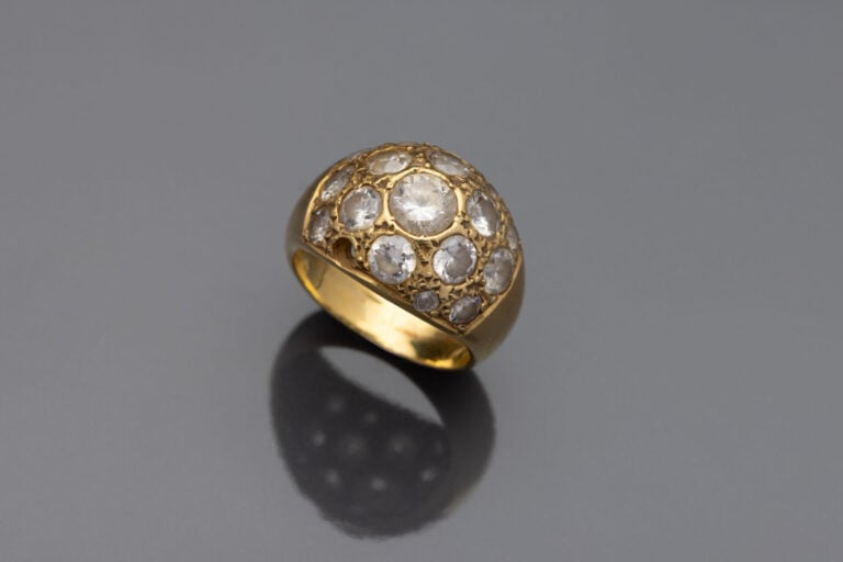 Bague dôme en or jaune (750), le plateau pavé de pierres blanches de taille ron…