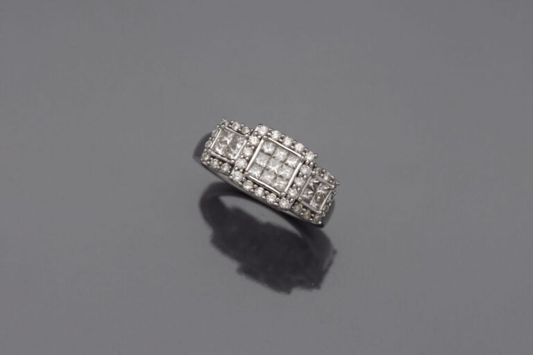 BAGUE en or gris (750‰) à motifs carrés serti de diamants taille princesse et t…