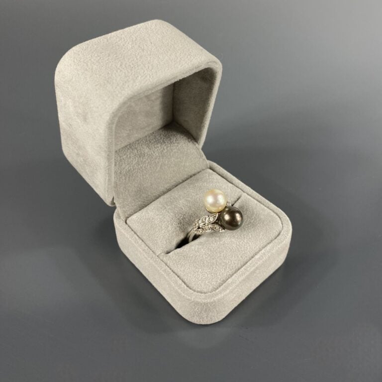 Bague en or gris (750) ornée d'une perle de culture blanche et d'une autre gris…