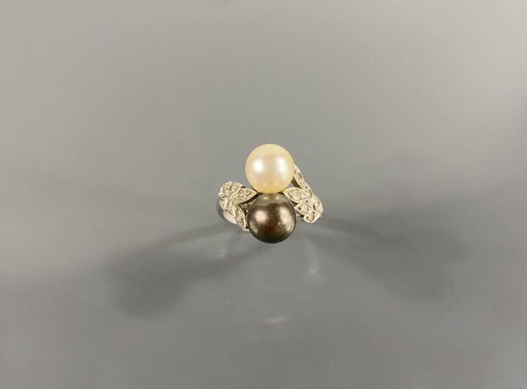 Bague en or gris (750) ornée d'une perle de culture blanche et d'une autre gris…