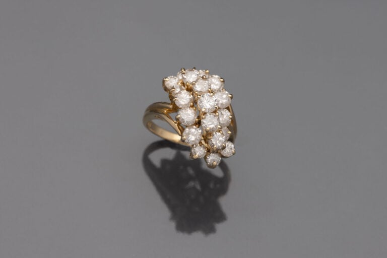 BAGUE en or jaune (375) 9 carats, bombé, serti d'une chute de diamants taille b…