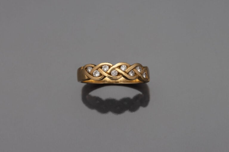 Bague en or jaune (750) à motif sinueux serti de diamants taille brillant - Poi…