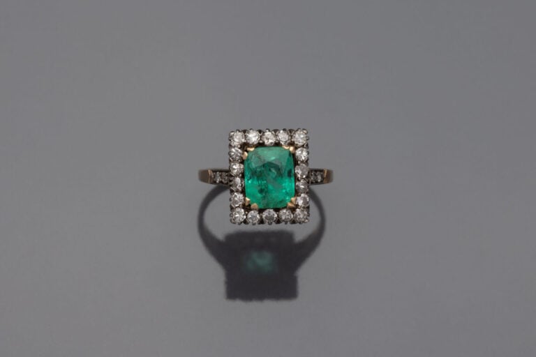 BAGUE en or jaune (750‰) et argent (min. 800‰) serti d'une émeraude rectangulai…