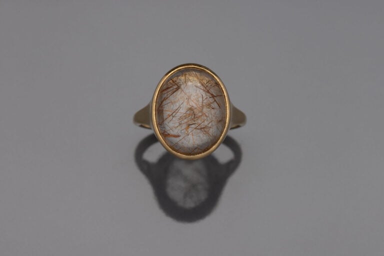 Bague en or jaune (750) ornée d'un cabochon de quartz rutile en serti clos - Po…