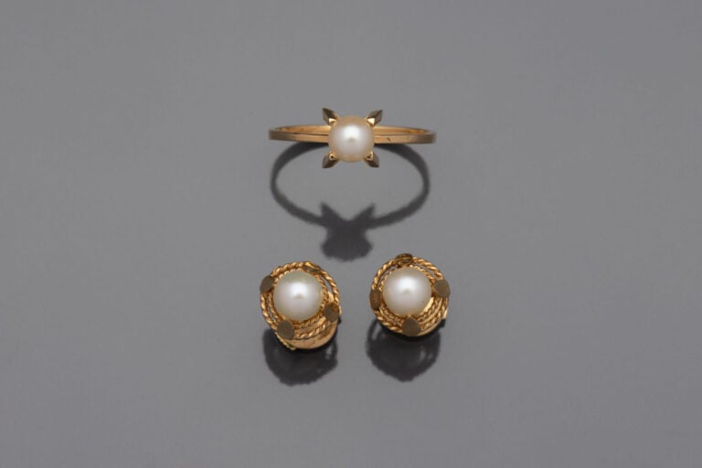 Bague en or jaune (750) ornée d'une perle de culture en serti griffe - Poids br…