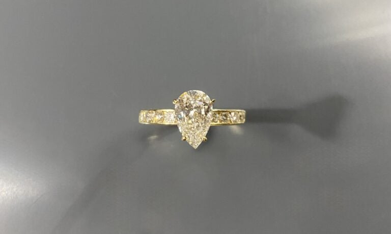 BAGUE en or jaune (750‰) serti d'un diamant taille poire pesant 2,25 carats, ép…