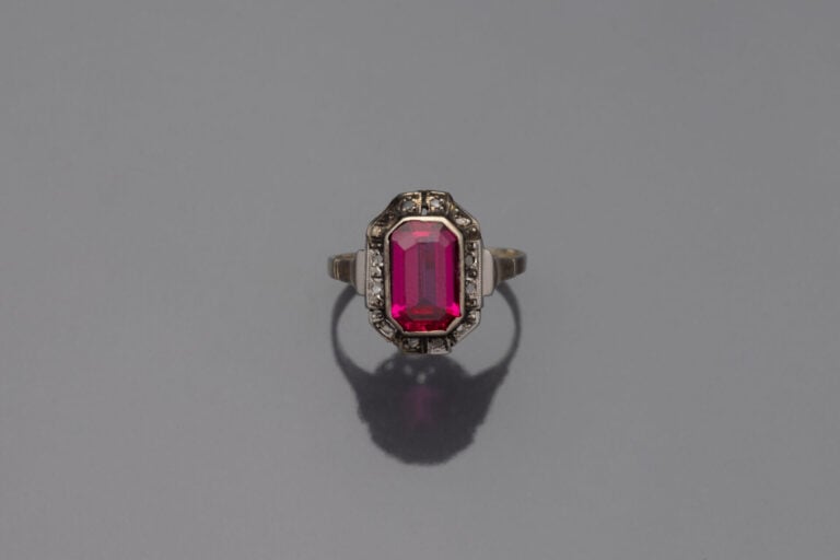 BAGUE en platine (950) et or jaune (750) serti d'une pierre rose rectangulaire…