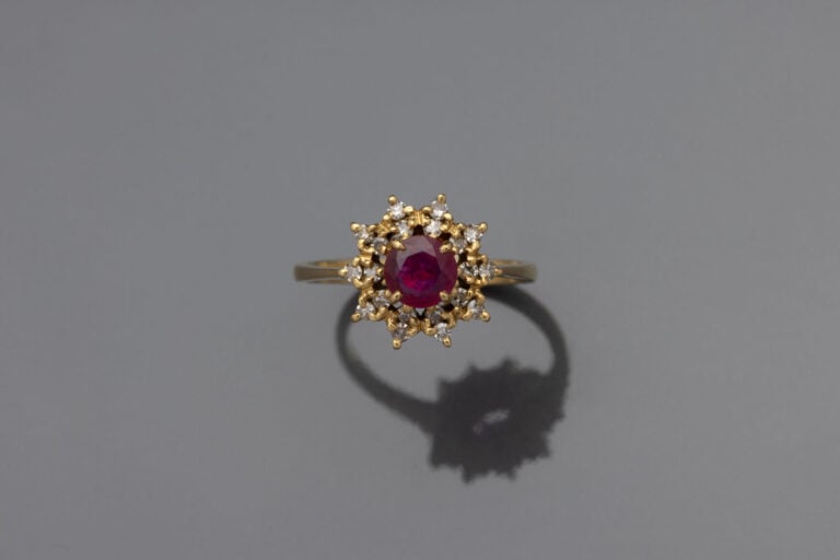 Bague Fleur en or jaune (750) ornée d'un rubis rond probablement traité, dans u…