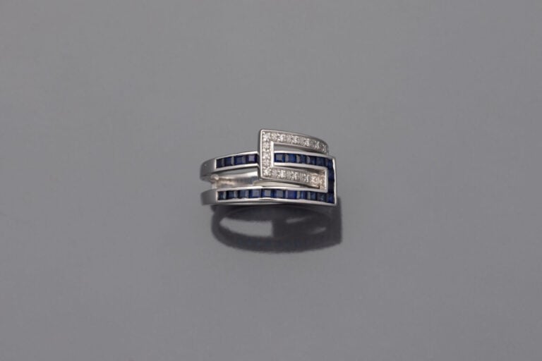 BAGUE géométrique en or gris (750) ajouré serti d'alignements de diamants taill…