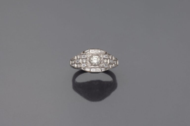 BAGUE géométrique en or gris (750‰) serti de diamants taille brillant, baguette…