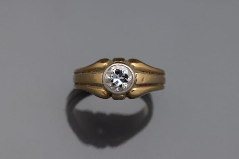Bague jonc en or jaune (750) à motifs de godrons centrée d'un diamant demi-tail…