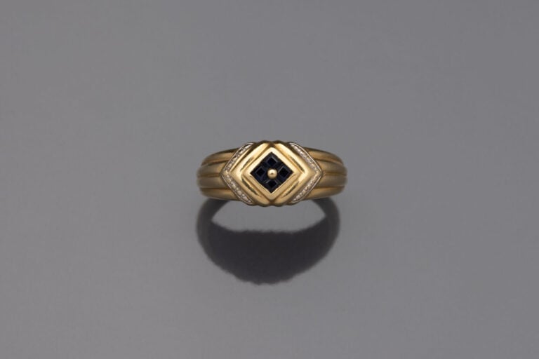 Bague jonc en or jaune (750) ciselé et godronné serti de saphirs foncés calibré…