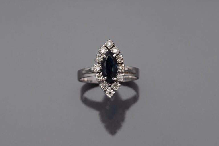BAGUE " marquise " en or gris (750) serti d'un saphir foncé taille navette ento…