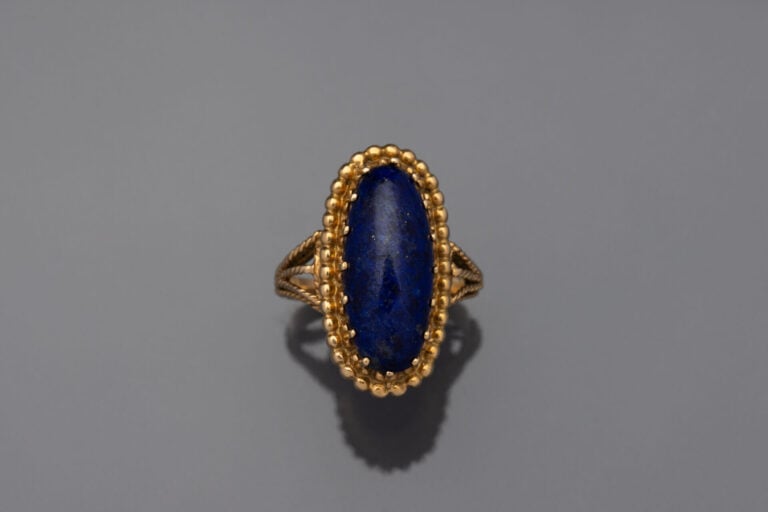 Bague marquise en or jaune (750) torsadé ornée d'un cabochon ovale de sodalite…