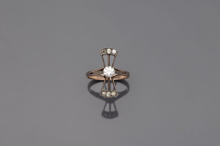 BAGUE " noeud stylisé " en or jaune (375) 9 carats et argent (min. 800) ajouré…