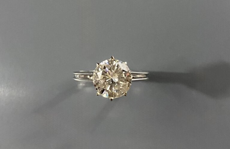 BAGUE solitaire en or gris (750‰) ajouré, serti d'un diamant taille brillant pe…