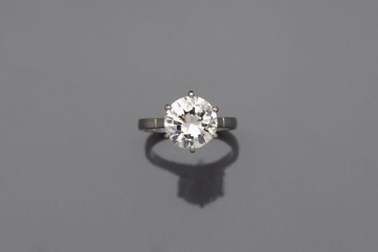 BAGUE solitaire en or gris (750) serti d'un diamant taille brillant pesant 3,26…