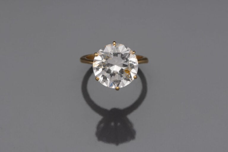Bague solitaire en or jaune (750) ornée d'une pierre blanche ronde facettée en…