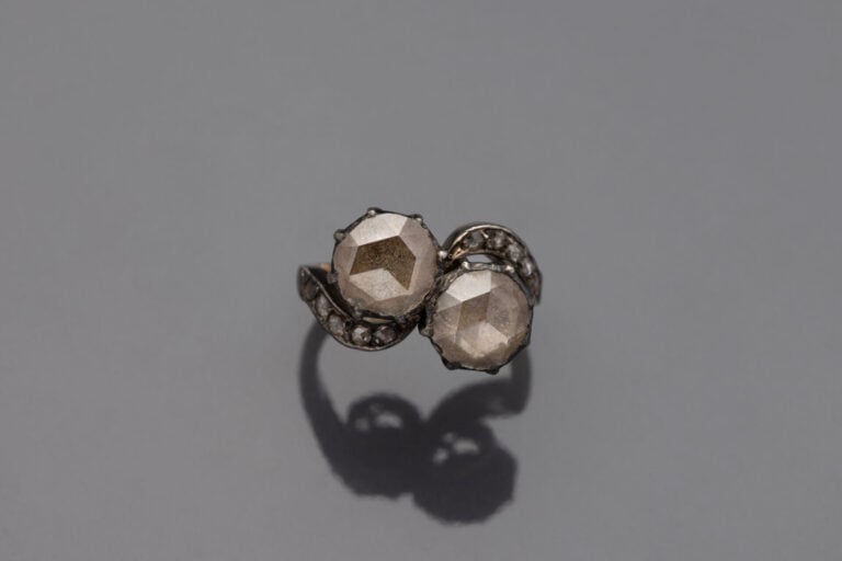 BAGUE " toi et moi " en or jaune (750‰) et argent (min. 800‰) serti de diamants…