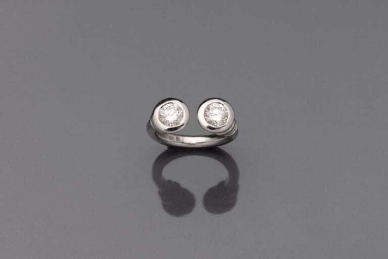 BAGUE " toi & moi " ouverte en or gris (750) partiellement godronné terminée pa…
