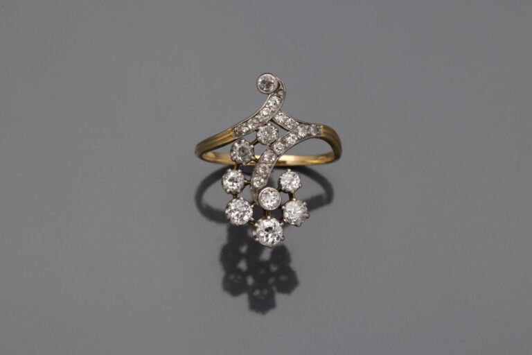 Bague Volutes en ors jaune et gris (750) sertie de diamants taille ancienne. -…