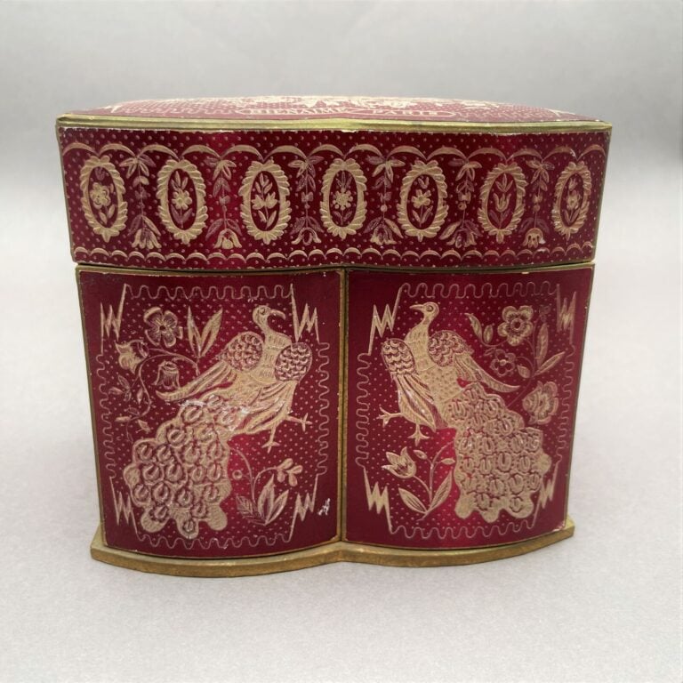 BIEN AIME, "Dentelle", (1950), présenté dans sa boîte à décor de dentelle orien…