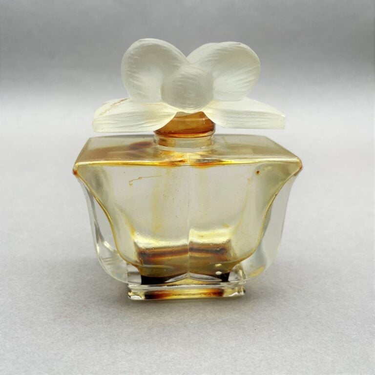 BIEN AIME, "Dentelle", (1950), présenté dans sa boîte à décor de dentelle orien…