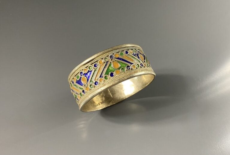 Bracelet dans le style berbère à décor émaillé de motifs géométriques dans les…