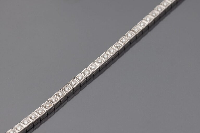 BRACELET en or gris (750] serti d'un alignement de diamants taille brillant. -…