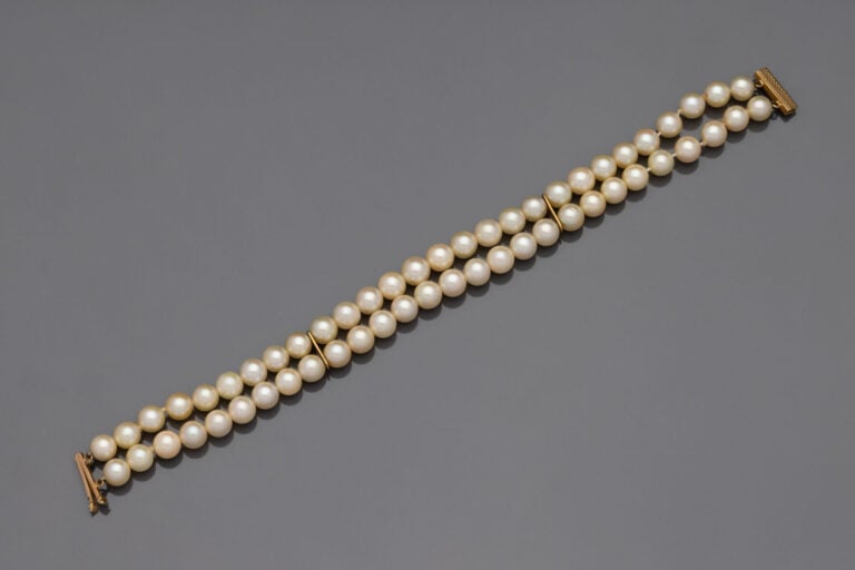 Bracelet formé de deux rangs de perles de culture, fermoir en or jaune (750) à…