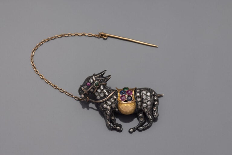 BROCHE "Âne" en argent et or jaune (750) ciselé, serti de diamants taillés en r…