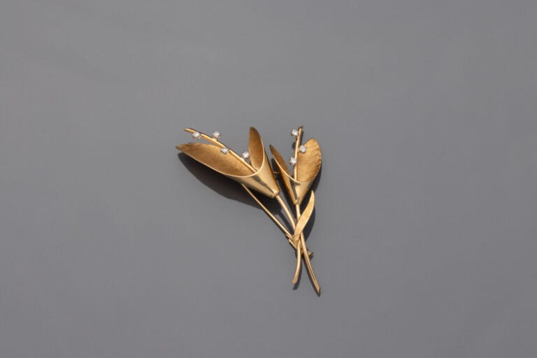 BROCHE "bouquet d'aromes" en or jaune (750) partiellement et finement guilloché…